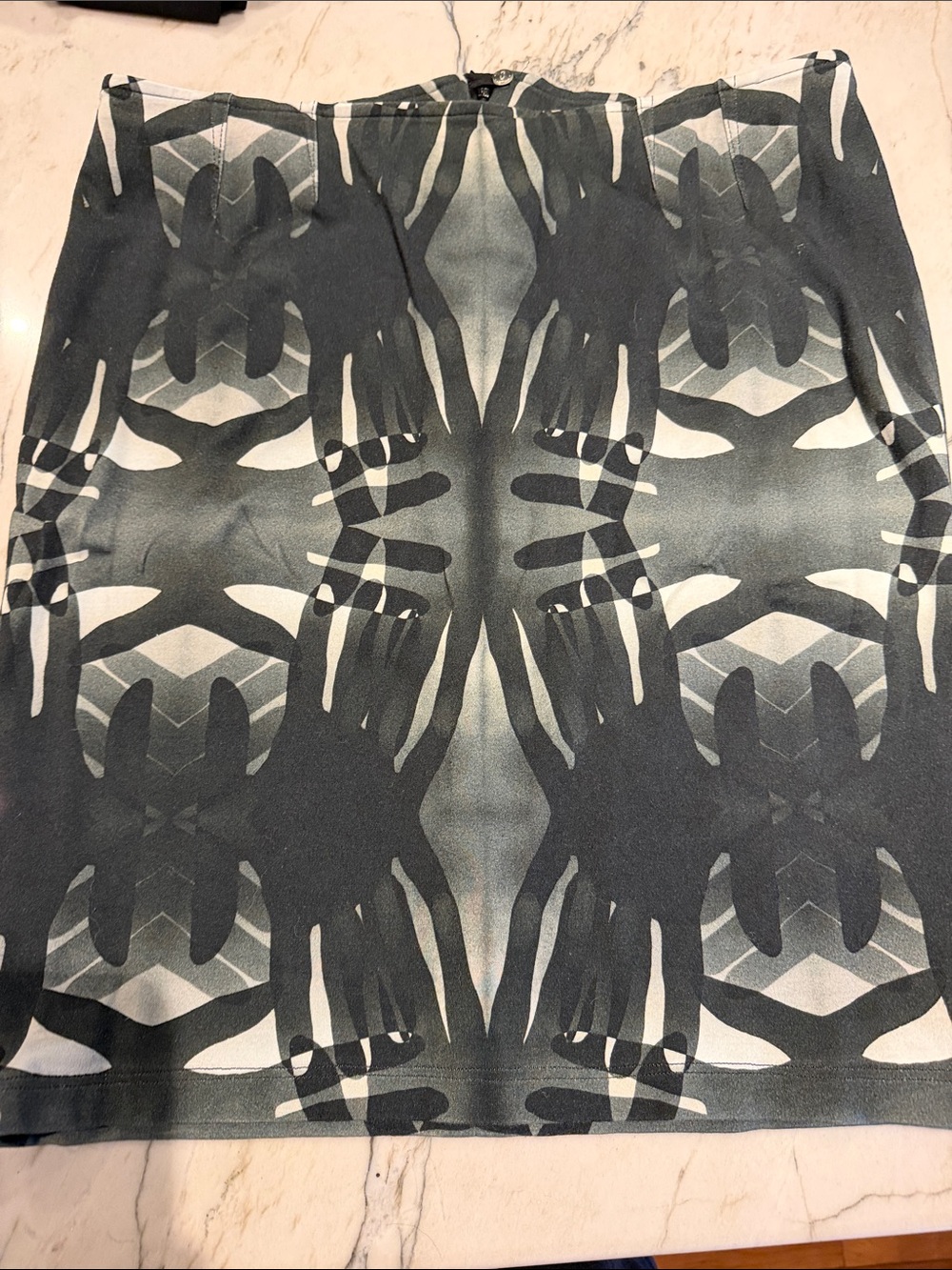 Akris Punto Abstract Pattern Pencil Skirt - Gray & Cream
